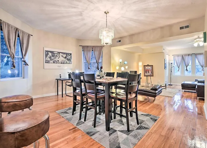 Modern Chicago Condo About 9 Miles To Downtown!